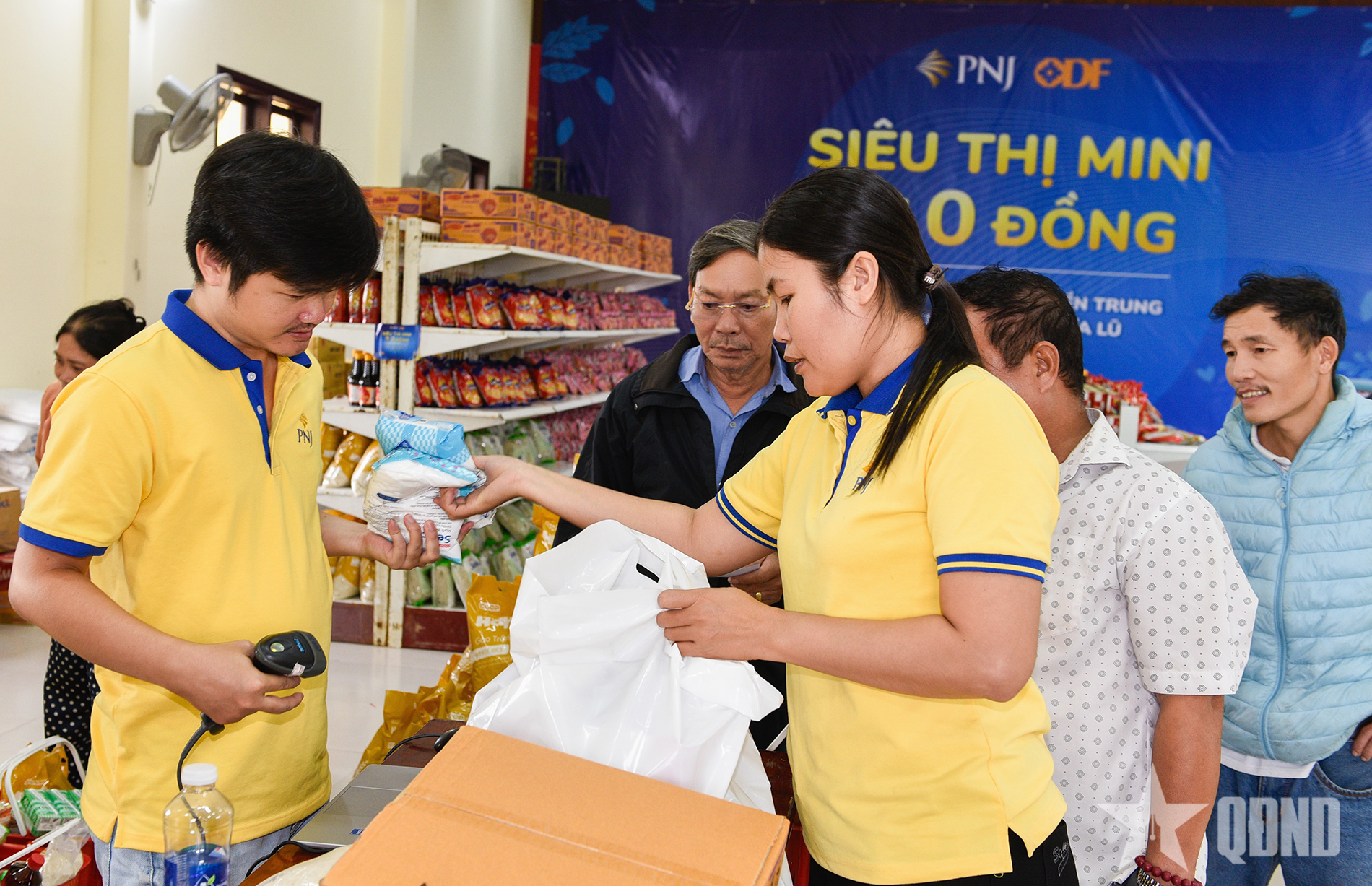 Triển khai “Siêu thị mini 0 đồng” hỗ trợ khẩn cấp người dân vùng mưa lũ